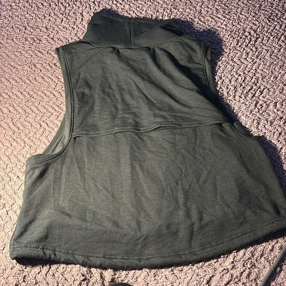 Under Armor running vest. Size medium. Black. - Picture 2 of 3